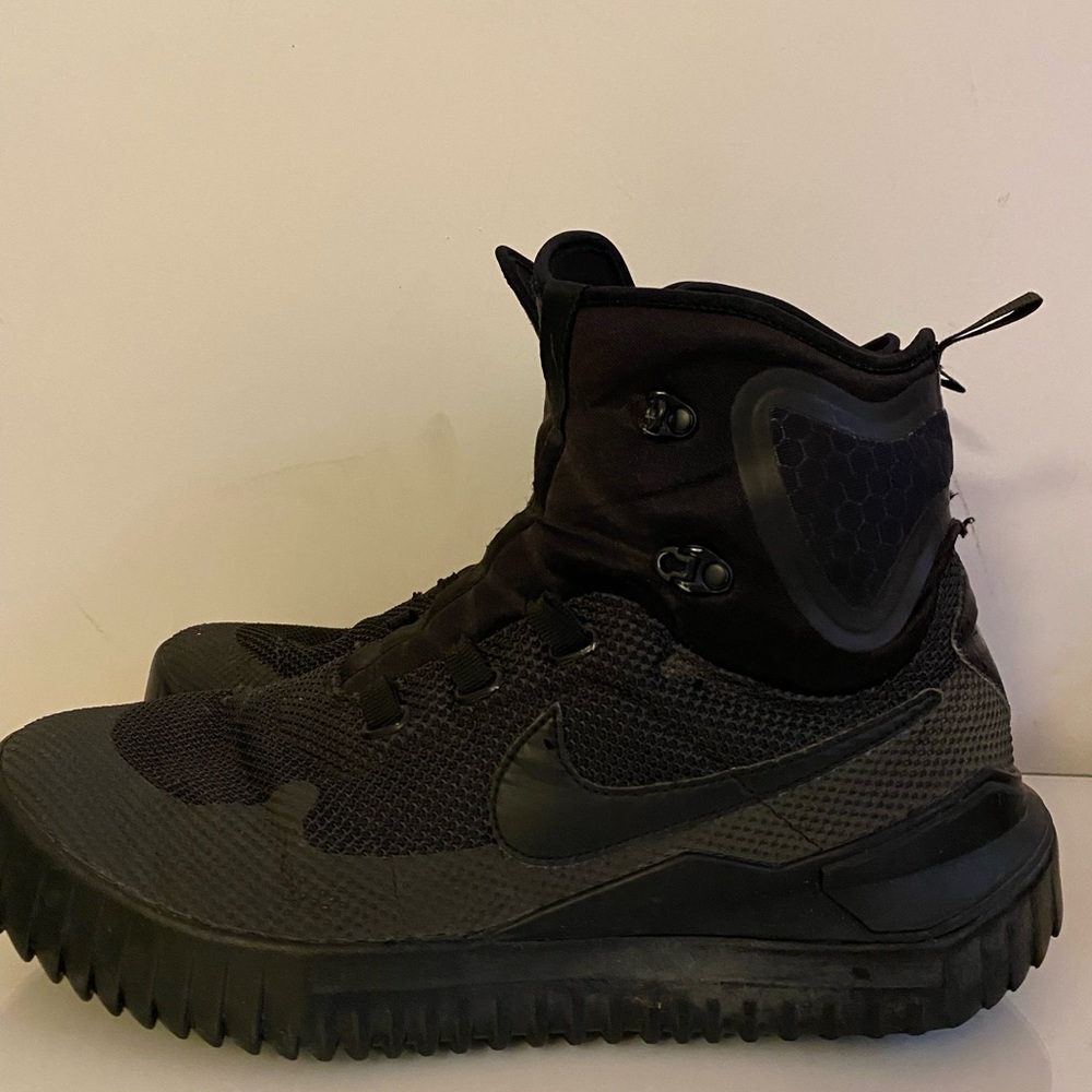 Nike Air Wild Mid ‘triple black’